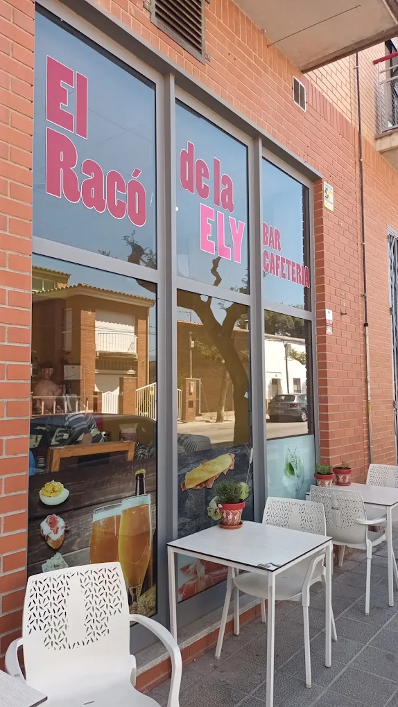 Façana El Racó de la Ely a Santa Bàrbara